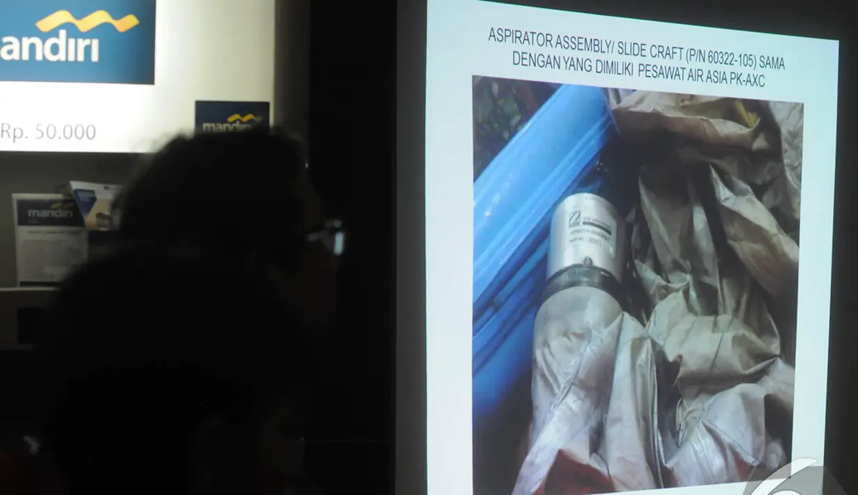 Basarnas menampilkan slide foto berupa gambar sejumlah benda, seperti aspirator assembly/slide craft (P/N 60322-105) dan reservoir slide craft, Jakarta, Selasa (30/12/2014). (Liputan6.com/Herman Zakharia)
