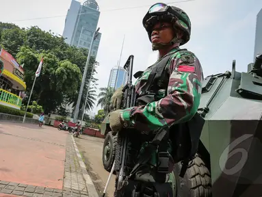 Anggota TNI Yonif Mekanik 201 Kodam Jaya berjaga dalam rangka pengamanan Konferensi Asia Afrika di Kawasan Bundaran HI, Jakarta, Selasa (14/4/2015). KAA ke-60 akan berlangsung pada 18-24 April 2015 di Jakarta dan Bandung. (Liputan6.com/Faizal Fanani)