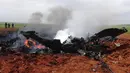 Puing-puing dari pesawat Su-22 milik Angkatan Udara Suriah di wilayah selatan Aleppo, Selasa (5/4). Sayap kelompok teroris Al-Qaeda di Suriah, Front al-Nusra, menembak jatuh jet SU-22 buatan Rusia tersebut menggunakan roket. (OMAR HAJ KADOUR/AFP)