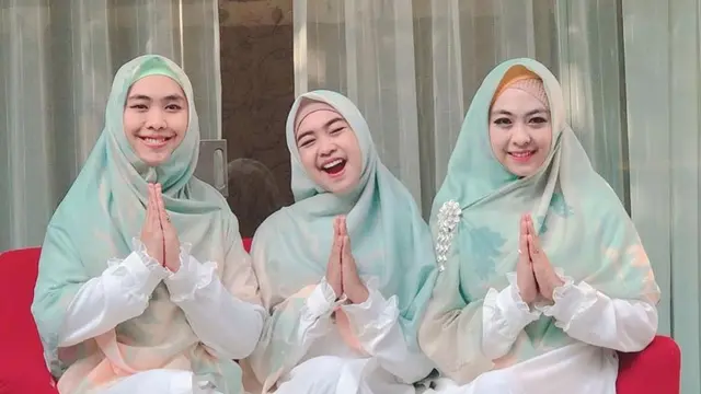 Jarang Tersorot, Ini 7 Potret Kompak Ria Ricis dan Kedua Kakaknya