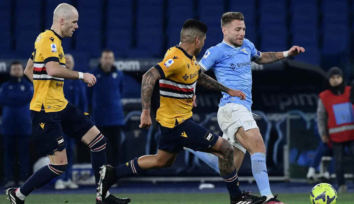 Bek Lazio Dimitrije Kamenovic (kanan) berebut bola dengan bek Sampdoria Bruno Amione (tengah) pada lanjutan Liga Italia pekan ke-24 di Stadio Olimpico, Roma, Italia, pada Selasa (28/2/2023) dini hari WIB. Gol semata wayang Alberto di babak kedua membuat partai Liga Italia antara Lazio vs Sampdoria usai dengan skor 1-0. (Filippo MONTEFORTE / AFP)