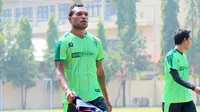 Gelandang Persebaya, Nelson Alom, kembali berlatih setelah absen karena cedera dalam beberapa bulan terakhir. (Bola.com/Aditya Wany)