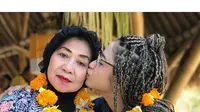 5 Seleb Tanah Air Ini Hadiahkan Berlian untuk Sang Bunda