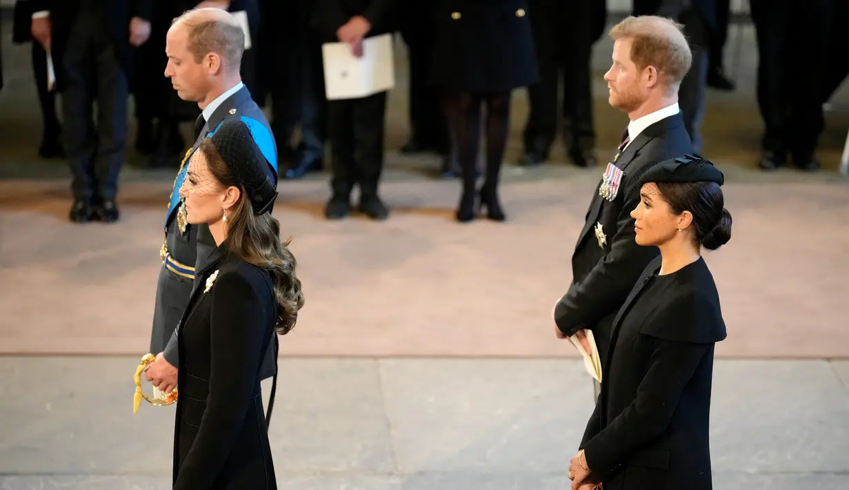 Pangeran William didampingi Kate Middleton dan Pangeran Harry bersama Meghan Markle mengikuti prosesi persemayaman Ratu Elizabeth II di Westminster Hall di London (14/9/2022). Jenazah Ratu Elizabeth II akan disemayamkan di Westminster Hall selama lima hari. (Photo by Christopher Furlong / POOL / AFP)