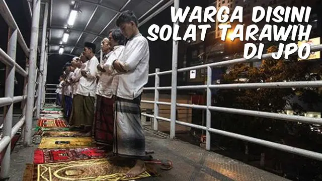 RAMADAN BUZZ: Saking Penuhnya, Warga Salat Tarawih di Atas JPO