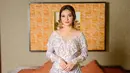 <p>Kebaya berpotongan kerah sabrina ini semakin menawan dipadukan dengan kain warna keunguan sebagai bawahannya. [@byansoe]</p>