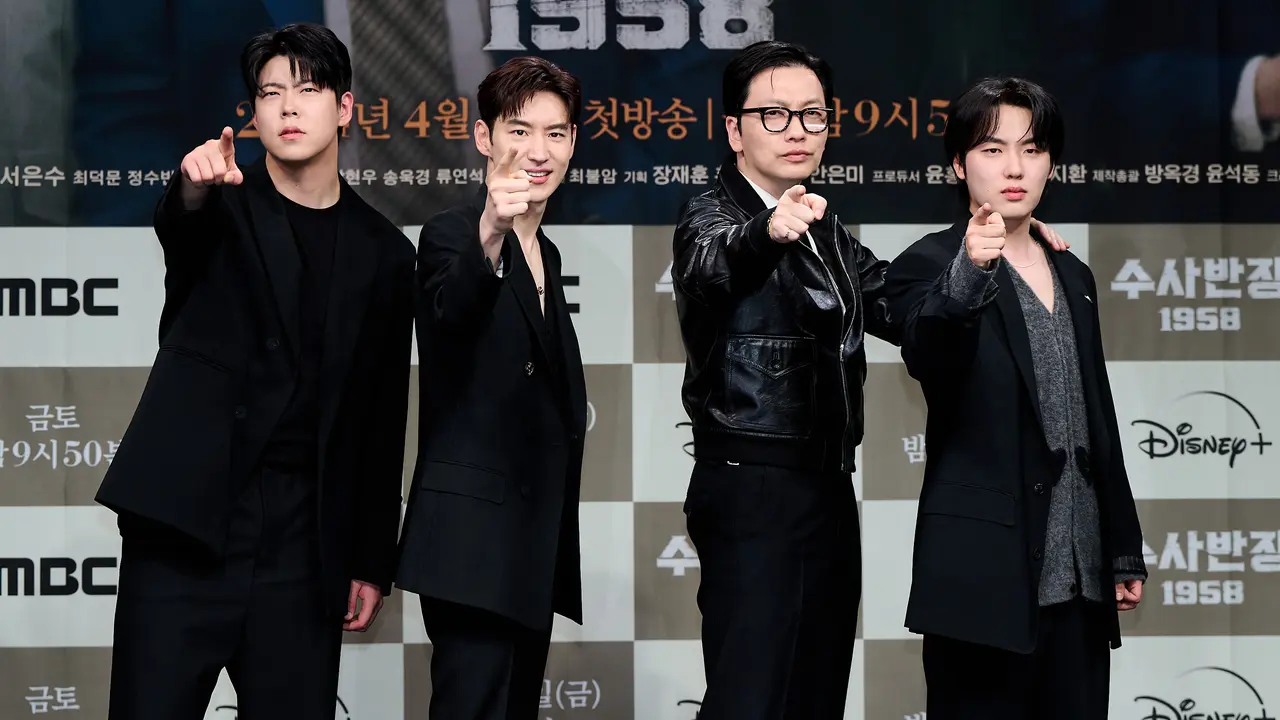 Yoon Hyun Soo, Lee Je Hoon, Lee Dong Hwi dan Choi Woo Sung di konferensi pers "Chief Detective 1958". [Foto: Disney+ Hotstar]
