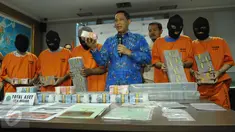 Ketua BNN Budi Waseso saat menunjukkan barang bukti hasil sitaan tindak pidana pencucian uang (TPPU)  di kantor BNN, Jakarta, Jumat (28/4). Budi Waseso mengatakan, dari kasus tersebut, ada enam tersangka yang dibekuk. (Liputan6.com/Helmi Afandi)