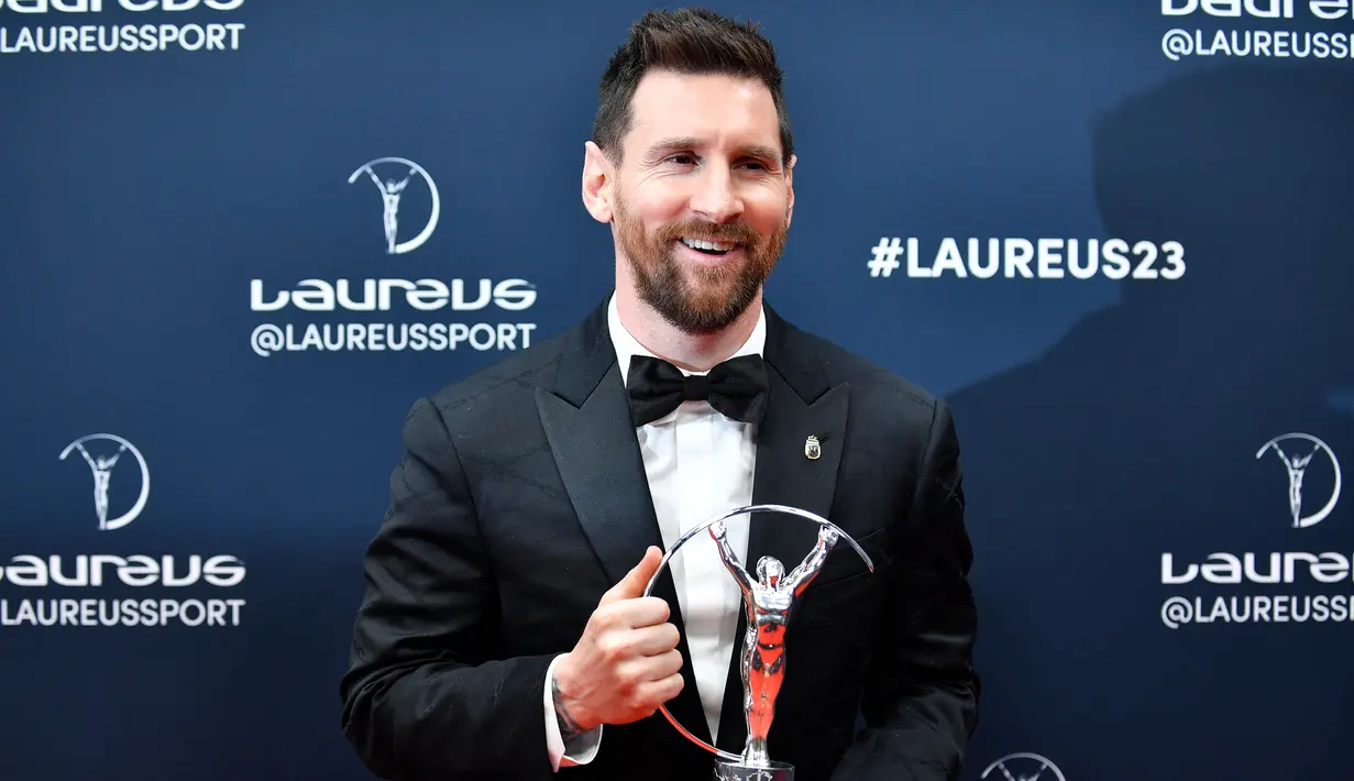 Pesepak bola Argentina, Lionel Messi berfoto bersama trofi penghargaan Olahragawan Terbaik Laureus Awards 2023 dalam acara seremoni Laureus Awards 2023 di Paris, Prancis, Selasa (9/5/2023) dini hari WIB. Selain mengantarkan Timnas Argentina menjadi juara Piala Dunia 2022 Qatar, Lionel Messi juga dinobatkan sebagai pemain terbaik turnamen. (AFP/Julien De Rosa)