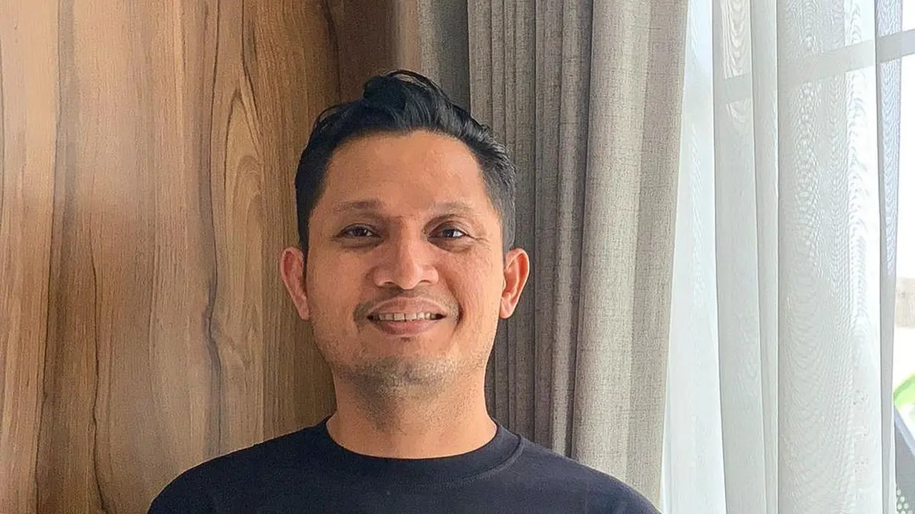Deddy Lisan alias Deddy vokalis Andra & The Backbone (https://www.instagram.com/p/CgLdQvZLekG/)