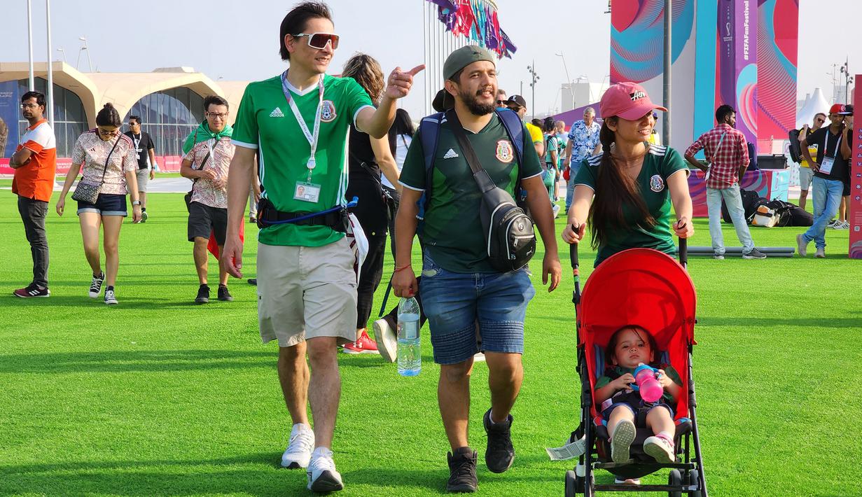 Suporter Meksiko lainnya bahkan ada pula yang membawa anak mereka untuk dapat menikmati suasana meriah di arena Fan Festival. (Dok. SCM)