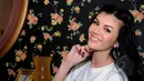 Alina Saraswati berpose saat ditemui di acara syukuran film Miemien di kawasan Cirendeu, Tangerang Selatan, Banten, Senin (4/5/2015). Miemien merupakan sebuah film komedi-drama yang dipadukan dengan cerita horor. (Liputan6.com/Faisal R Syam)