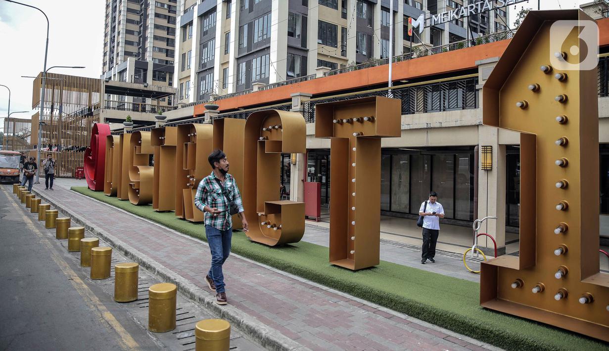 Seorang pria berjalan di District 1 Meikarta, Cikarang, Kabupaten Bekasi, Jawa Barat, Selasa (14/2/2023). Berdasarkan keputusan PKPU 2020 lalu, Meikarta harus menyerahkan seluruh apartemen yang sudah dibeli hingga 2027 nanti. (Liputan6.com/Faizal Fanani)