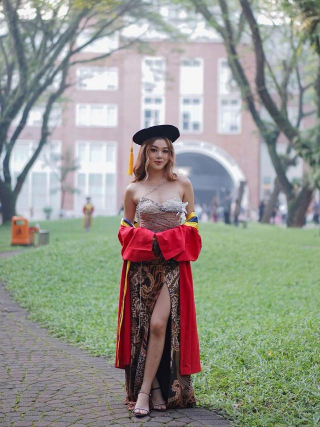 7 Potret Gabriella Ekaputri yang Raih Cumlaude saat Wisuda, Eks Trainee Idol K-Pop