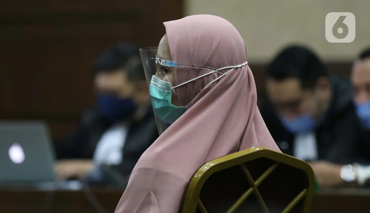 Tersangka dugaan korupsi dan tindak pidana pencucian uang terkait kepengurusan fatwa untuk Djoko Tjandra di Mahkamah Agung, Pinangki Sirna Malasari saat menjalani sidang perdana di Pengadilan Tipikor Jakarta, Rabu (23/9/2020). Sidang beragenda pembacaan dakwaan. (Liputan6.com/Helmi Fithriansyah)