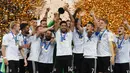 Pada Piala Konfederasi FIFA 2017, Joachim Loew berhasil mempersembahkan gelar pertama Piala Konfederasi untuk Jerman usai mengalahkan Cile 1-0 dalam final di Krestovsky Stadium, Saint Petersburg pada 2 Juli 2017. (AFP/Franck Fife)