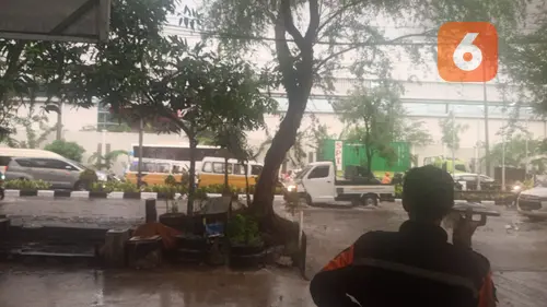 Kondisi jalan di kawasan Karang Anyar terlihat padat pasca kejadian kebakaran yang terjadi di dalam area Kilang Pertamina Balikpapan.