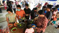 Sejumlah pengungsi eks anggota Gafatar antre mengambil makan di penampungan Youth Center, Sleman, Yogyakarta, Jumat (29/1). Mereka sebelumnya ditampung sementara di wisma Haji Donohudan, Boyolali untuk menjalani pendataan kependudukan (Foto: Boy Harjanto)