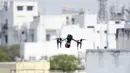 Sebuah drone terlihat saat pemberlakuan lockdown di Chennai, India, Sabtu (4/4/2020). Polisi India mengerahkan drone untuk memantau kegiatan warga dan menyebarkan pengumuman kesadaran selama lockdown nasional untuk mencegah penyebaran virus corona COVID-19. (Arun SANKAR/AFP)