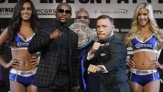 Floyd Mayweather Jr. (kiri) dan Conor McGregor berfoto usai melakukan konferensi pers jelang duel di MGM Grand, Las Vegas, (23/8/2017). (AP/John Locher)