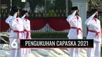 Presiden Joko Widodo mengukuhkan 68 pelajar SMA, menjadi anggota pasukan pengibar bendera pusaka atau Paskibraka di halaman Istana Merdeka pada Kamis (12/8) petang.