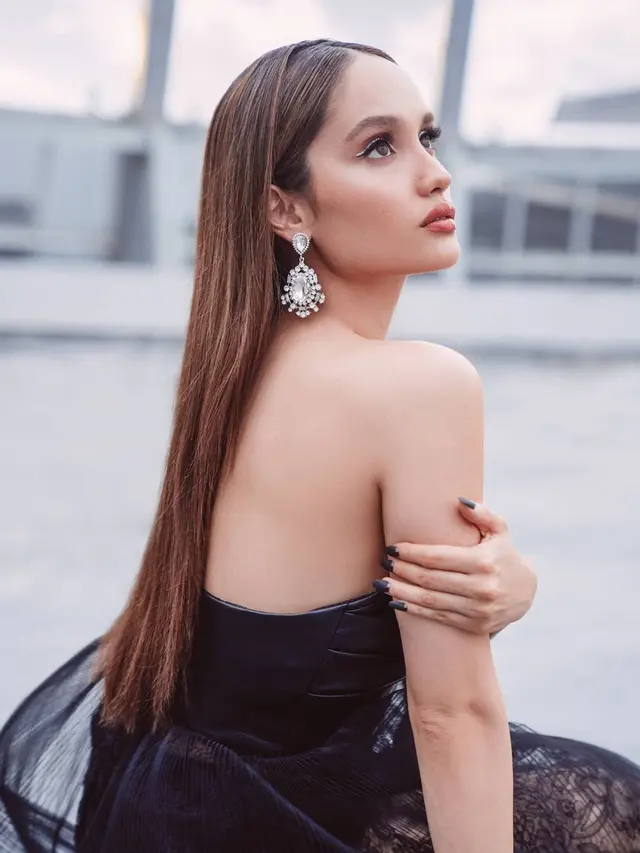 6 Pesona Cinta Laura dalam Pemotretan Bertema Black Swan, Memukau