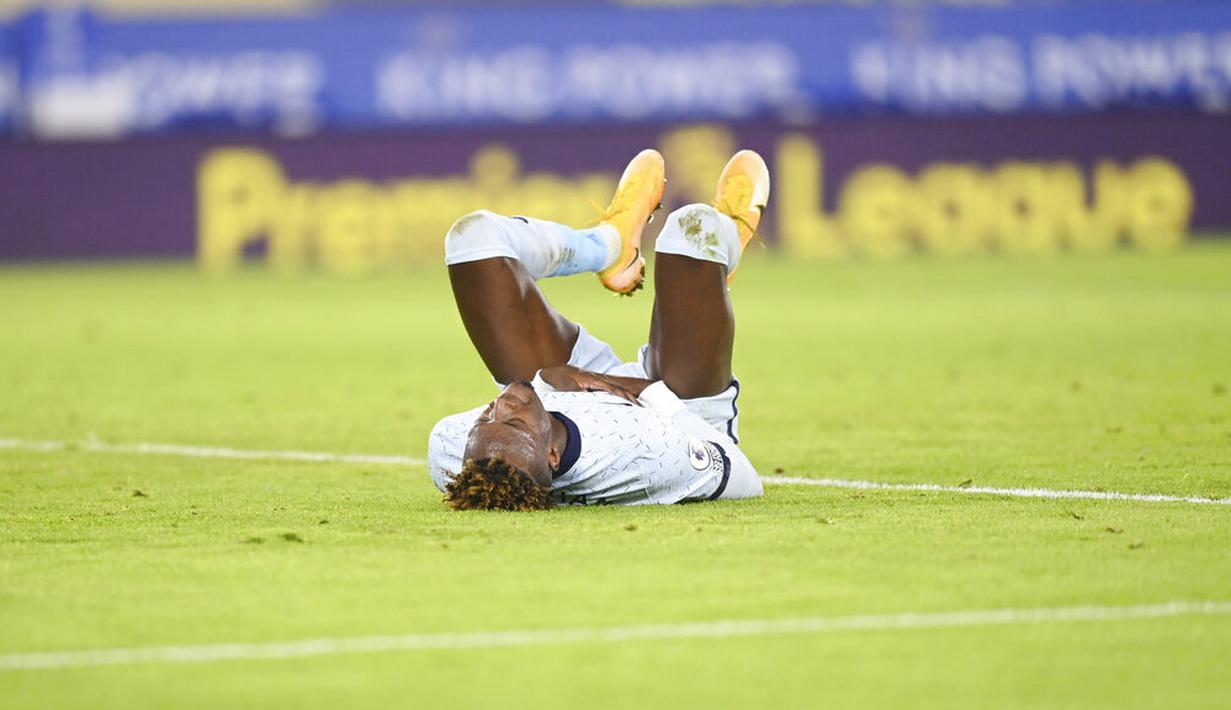 Striker Chelsea, Tammy Abraham, tergeletak di lapangan saat melawan Leicester City pada laga Liga Inggris di Stadion King Power, Selasa (19/1/2021). Chelsea takluk dengan skor 2-0. (AP Photo/Rui Vieira, Pool)
