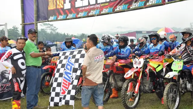 Sekitar 1.400 rider dari Jawa Tengah dan Jawa Barat ambil bagian dalam helatan Coral Jalumas #1 yang diberengkatkan menjadi beberapa rombongan. (Foto: Liputan6.com/Muhamad Ridlo)