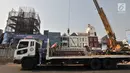 Aktivitas pekerja saat menyelesaikan proyek 6 Ruas Tol Dalam Kota tahap pertama seksi Kelapa Gading-Pulo Gebang, Jakarta, Minggu (15/7). Rencananya proyek ini terdiri atas ruas tol Sunter-Pulo Gebang 9,44 kilometer. (Merdeka.com/Iqbal S. Nugroho)