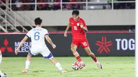 Pemain Timnas Indonesia, Rafael Struick&nbsp;berusaha melewati penjagaan pemain Filipina,&nbsp;Sandro Miguel Sison Reyes saat laga Grup B Piala AFF 2024 yang berlangsung di Stadion Manahan, Solo, Jawa Tengah, Sabtu (21/12/2024). (Bola.com/Abdul Aziz)