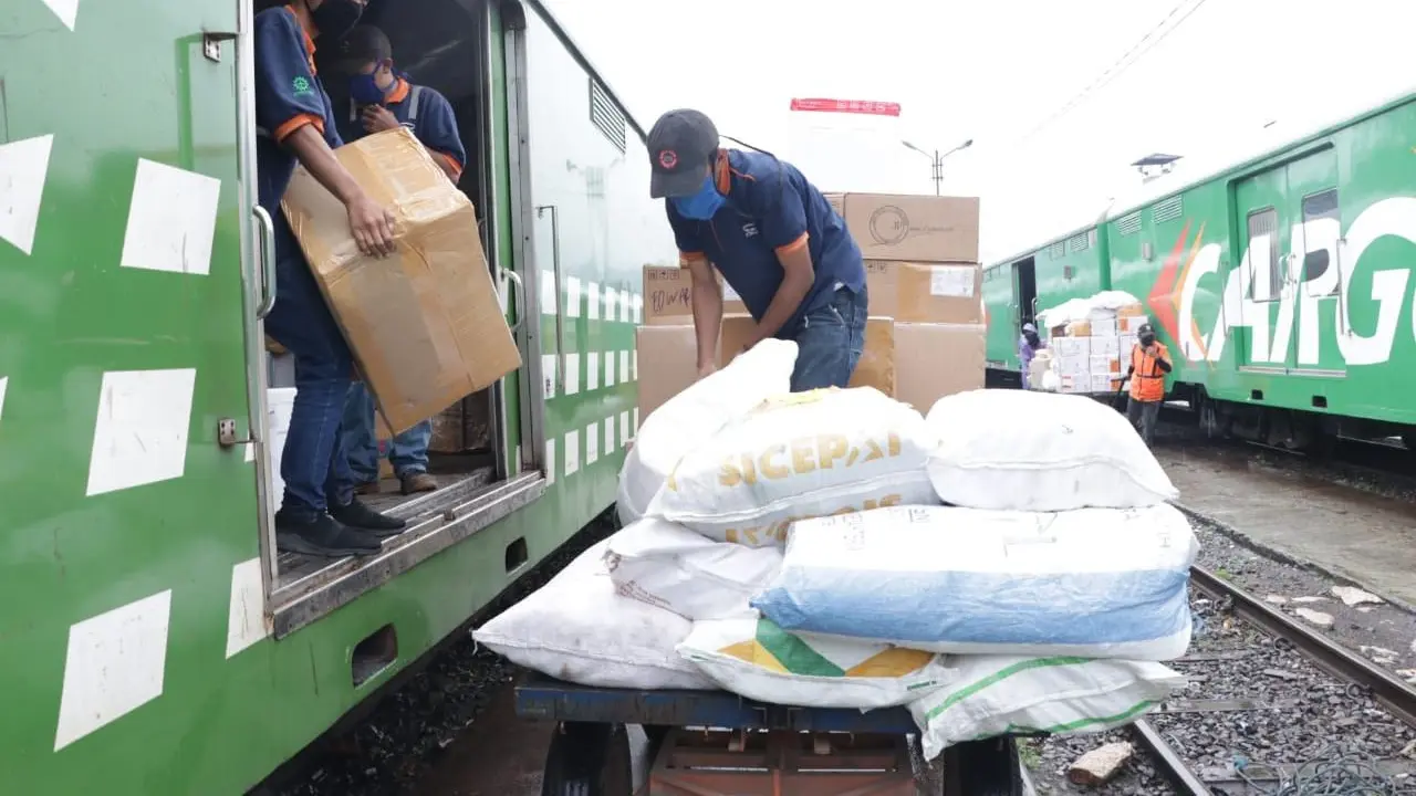 Petugas Rail Express tengah melakukan bongkar muat barang yang hendak dikirim. (sumber foto : Humas PTKA Daop 2 Bandung)