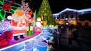 Wisatawan mengambil gambar dekorasi Natal di Largo Do Senado, Makau, China, 22 Desember 2020. Largo do Senado atau Senado Square merupakan area perbelanjaan yang terkenal di Makau. (Xinhua/Cheong Kam Ka)