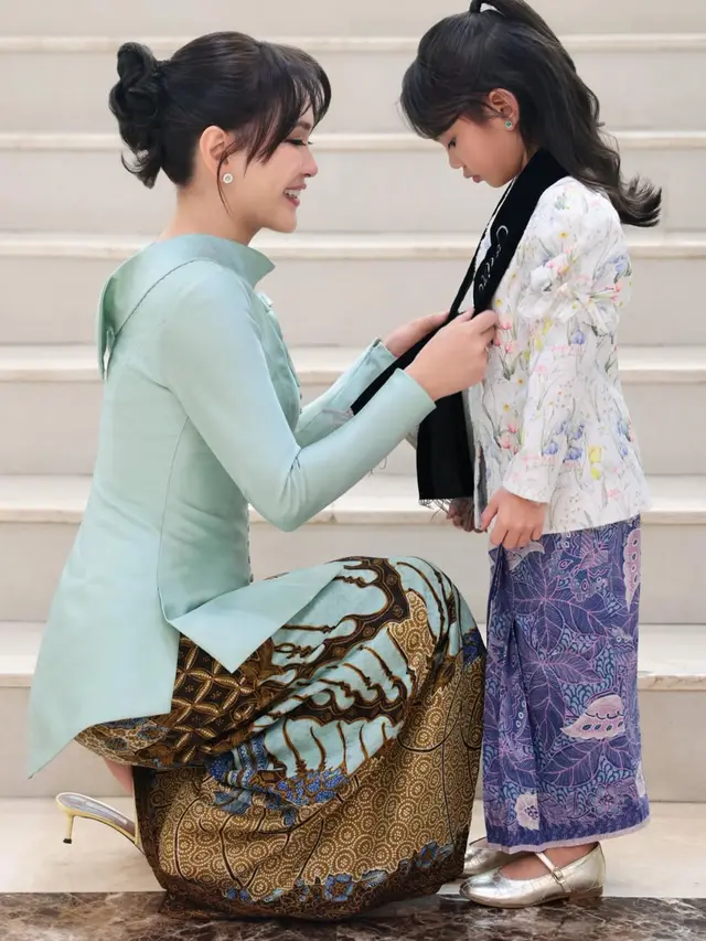 Shandy Aulia Saat Hadiri Kelulusan TK Sang Putri. [@shandyaulia]