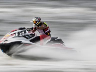 Atlet jetski Indonesia, Aero Sutan Aswar, saat beraksi pada Asian Games di Ancol, Jakarta, Kamis (23/8/2018). Aero Aswar finish kedua dengan jumlah poin 53. (Bola.com/Vitalis Yogi Trisna)