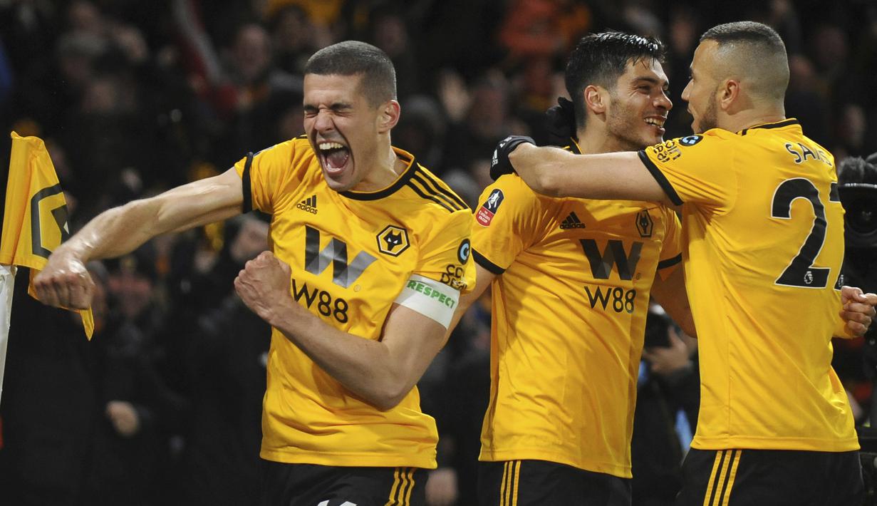 Pemain Wolverhampton Wanderers merayakan gol yang dicetak oleh Raul Jimenez ke gawang Manchester United pada laga Piala FA 2019 di Stadion Molineux, Sabtu (16/3). Wolverhampton menang 2-1 atas Manchester United. (AP/Rui Vieira)
