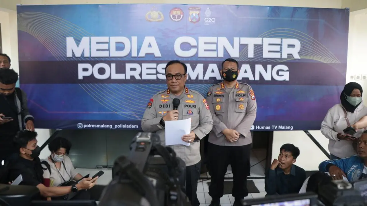 Kepala Divisi Humas Polri Irjen Pol Dedi Prasetyo memberikan keterangan soal update tragedi Kanjuruhan di Polres Malang. (Dian Kurniawan/Liputan6.com)