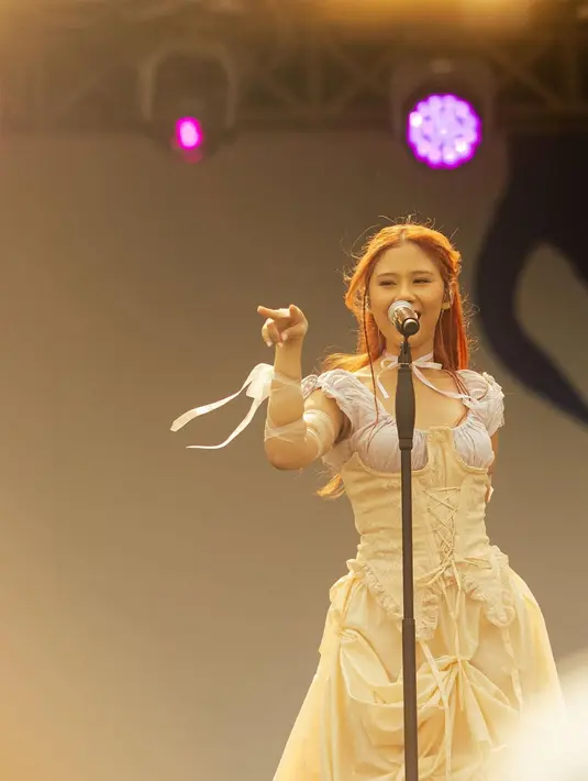 Kunci utama dalam menciptakan ethereal look ala Nadin adalah pemilihan warna. Ia kerap tampil dalam nuansa pastel seperti lilac, dusty pink, ivory, atau beige. Warna-warna ini menciptakan kesan lembut dan feminin yang khas, sekaligus membangun suasana mimpi yang sering menjadi benang merah dalam estetika Nadin. [@cakecaine].