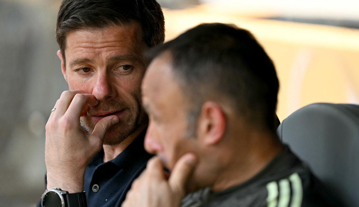 Pelatih Real Madrid, Xabi Alonso berdiskusi dengan asistennya saat laga Grup H Piala Dunia Antarklub 2025 melawan Al Hilal di Hard Rock stadium, Miami, Amerika Serikat, Kamis (19/06/2025) WIB. (AFP/Patricia De Melo Moreira)