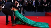 Aktris Korsel, Moon So-ri jatuh mendarat dengan tumpuan kedua lututnya ketika melenggang di karpet merah pemutaran perdana film The Light Between Two Ocean di Venice Film Festival, Italia, Kamis (1/9). (REUTERS/Alessandro Bianchi)