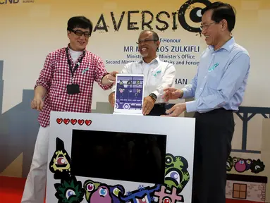 Duta anti-narkoba, Jackie Chan bersama Menteri Dalam Negeri dan Luar Negeri Singapura, Masagos Zulkifli saat meluncurkan aplikasi mobile game anti-narkoba 'Aversion' di Nanyang Polytechnic, Singapura, Kamis (7/5/2015). (Reuters/Edgar Su)