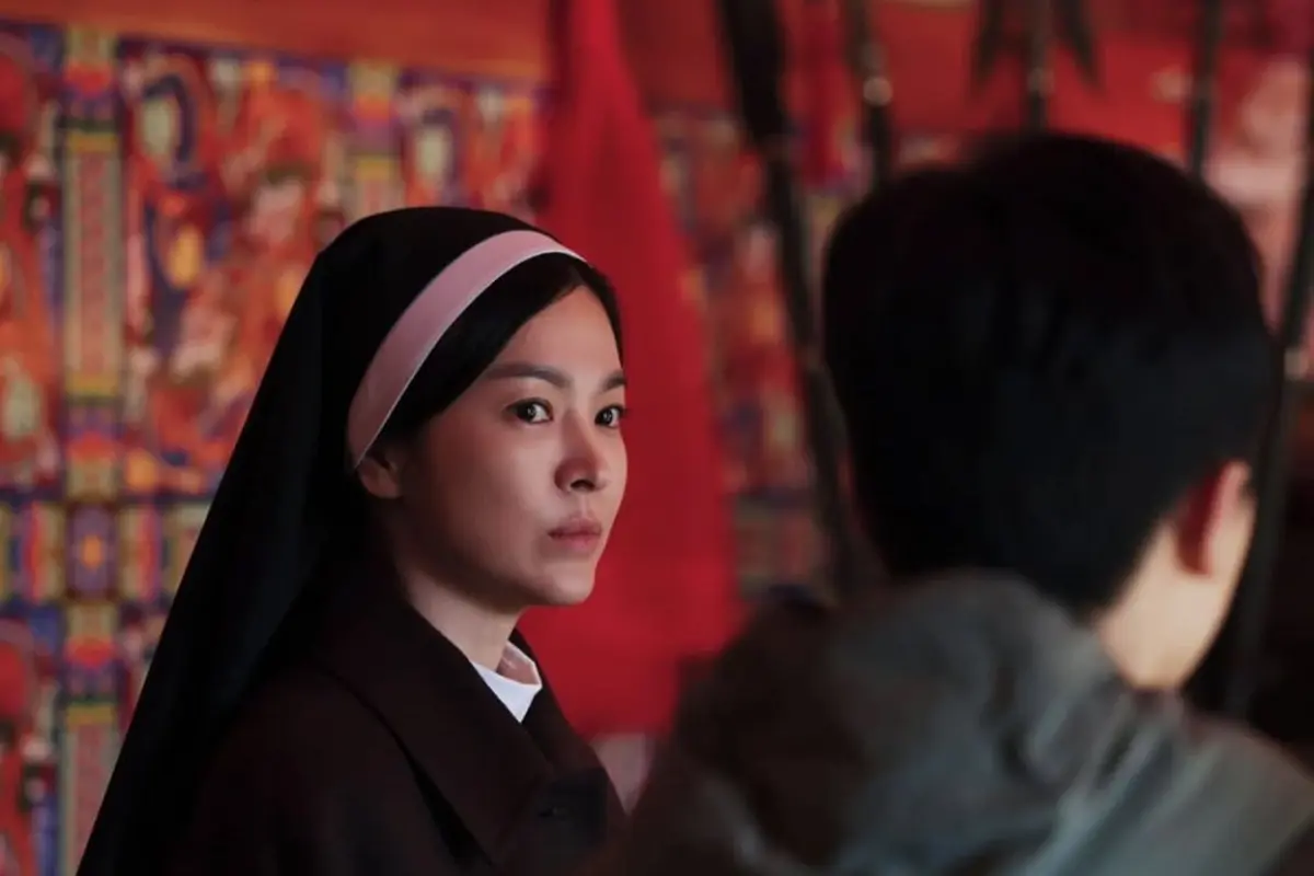 Jadwal Tayang dan Sinopsis 'THE PRIESTS 2: DARK NUNS', Dibintangi Song Hye Kyo dan Jeon Yeo Been (credit: https://www.instagram.com/zipcinema/)