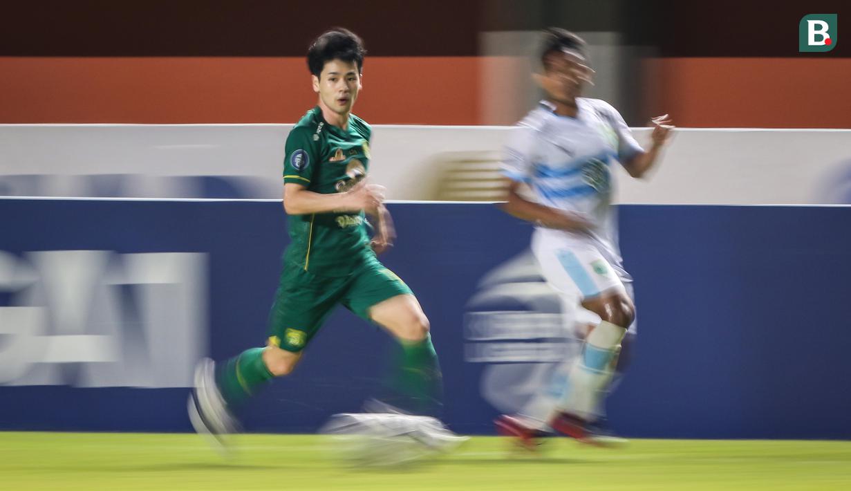 Pemain Persebaya Surabaya, Taisei Marukawa (kiri) menggiring bola saat melawan Persela Lamongan dalam laga pekan ke-8 BRI Liga 1 2021/2022 di Stadion Maguwoharjo, Sleman, Kamis (21/10/2021). (Bola.com/Bagaskara Lazuardi)