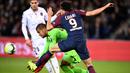 Striker PSG, Edinson Cavani, berebut bola dengan kiper Nice, Walter Benitez, pada laga Ligue 1 Prancis di Stadion Parc des Princes, Paris, Jumat (27/10/2017). PSG menang 3-0 atas Nice. (AFP/Franck Fife)