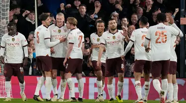 Pemain Manchester City, Erling Haaland (ketiga dari kiri) merayakan dengan rekan setimnya setelah mencetak gol kelima timnya selama pertandingan sepak bola babak ke-5 Piala FA melawan Luton Town di Stadion Kenilworth Road, Luton, Inggris, Selasa, 27 Februari 2024. (AP Photo/Alastair Grant)