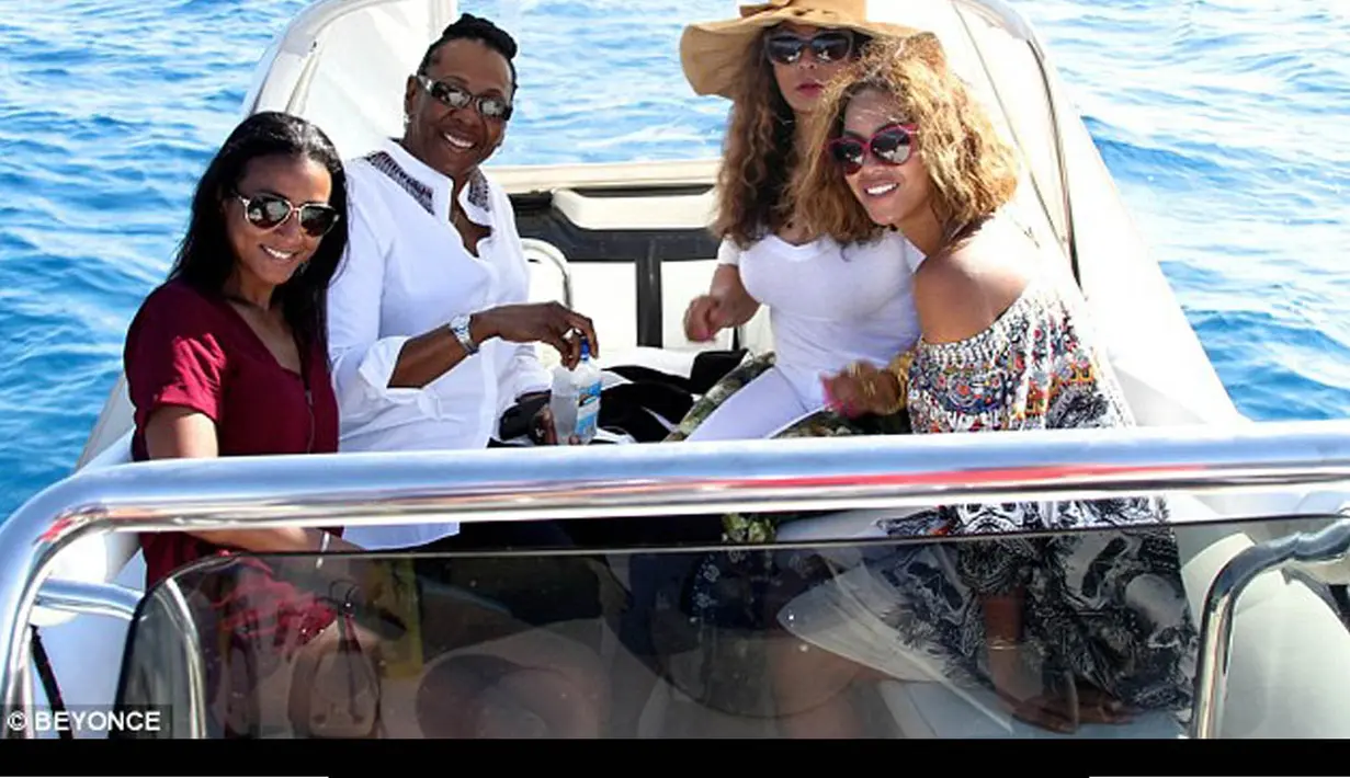 Ibu Beyonce, Tina Knowles dan beberapa kerabat juga tampak ikut serta dalam liburan tersebut, Perancis, (17/9/14). (Dailymail)