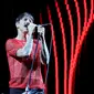 Vokalis Red Hot Chili Peppers, Anthony Kiedis menyanyikan sebuah lagi di atas panggung di Allegiant Stadium di Las Vegas, Nevada (6/8/2022). Red Hot Chilis Peppers membawakan lagu seperti Give It Away, Californication. (Ethan Miller/Getty Images/AFP)