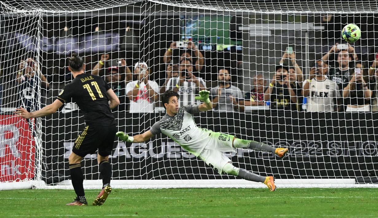 Pemain Los Angeles FC, Gareth Bale (kiri) mencetak gol ke gawang klub Meksiko melalui tendangan pendalti pada laga persahabatan di SoFi Stadium, Inglewood, California, 3 Augustus 2022. Bale tercatat hanya membuat 13 penampilan sebelum gantung sepatu pada Januari 2023 lalu. (AFP/Patrick T. Fallon)