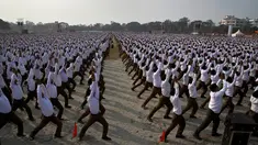 Sukarelawan nasionalis Hindu Rashtriya Swayamsevak Sangh (RSS) melakukan yoga bersama dalam sebuah demonstrasi publik massal di Gauhati, India (21/1). Yoga massal ini diikuti lebaih dari tiga puluh ribu sukarelawan. (AP Photo / Anupam Nath)