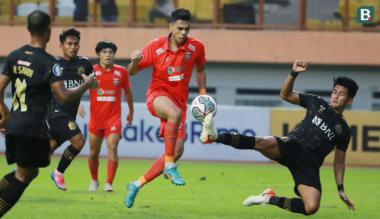 <p>Dengan tambahan 3 gol ke gawang Bali United (3/4/2023), striker Borneo FC total mengoleksi 23 gol di BRI Liga 1 2022/2023 dan sukses menggeser David Da Silva dari puncak top skor sementara hingga pekan ke-32. (Bola.com/M Iqbal Ichsan)</p>