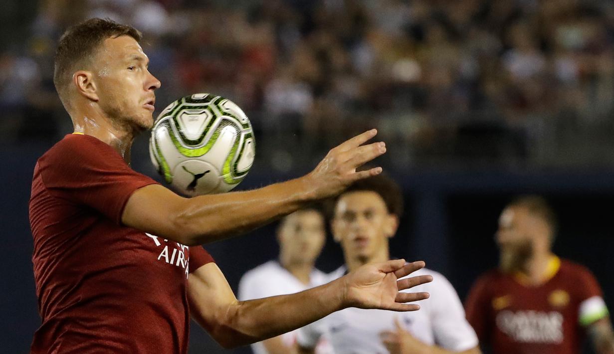 Penyerang AS Roma, Edin Dzeko mengontrol bola saat bertanding melawan Tottenham Hotspur pada pertandingan International Champions Cup di San Diego (25/7). Tottenham menang telak 4-1 atas Roma. (AP Photo/Gregory Bull)